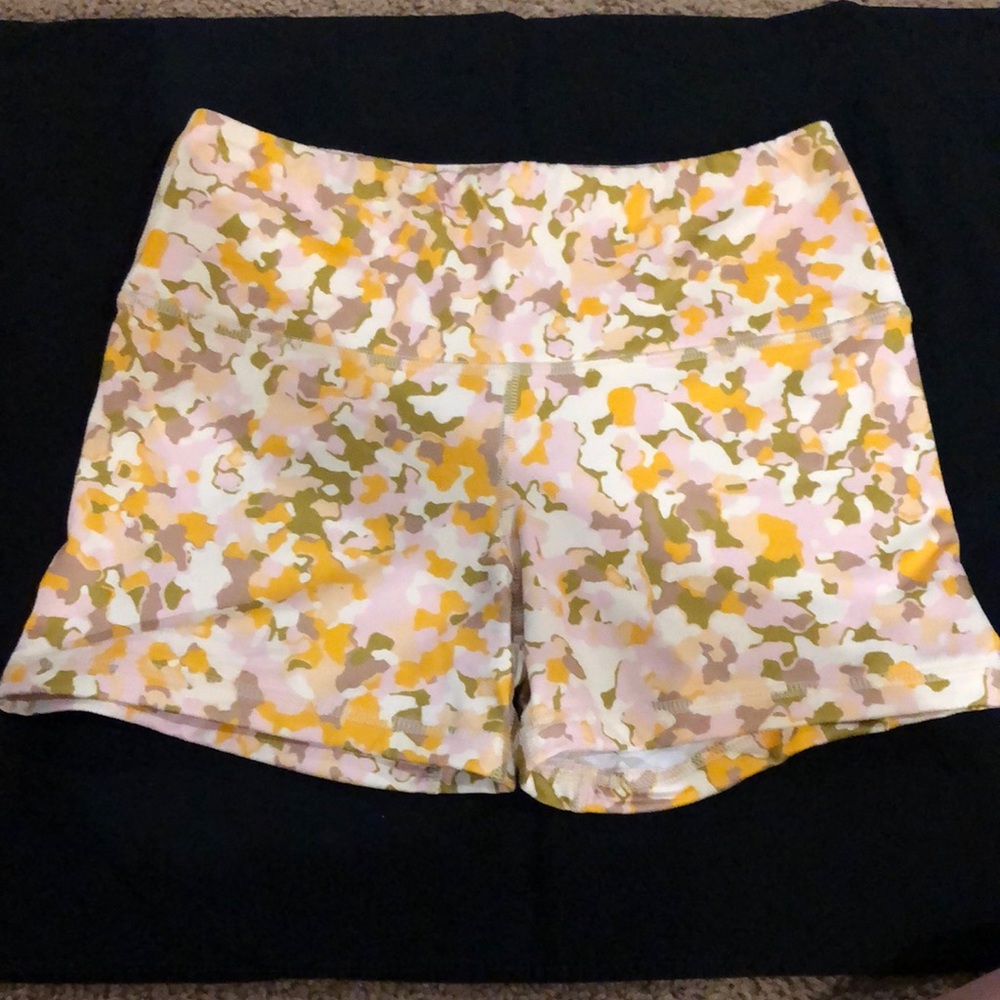 GUC: Fleo: size small. Camo Athletic Shorts.